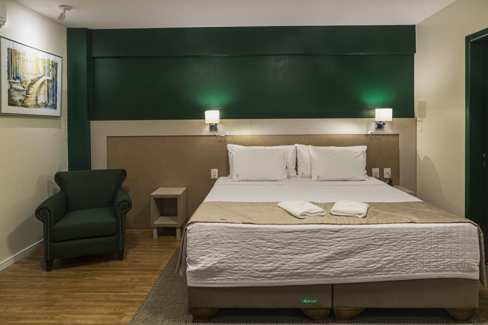 Suíte com Cama King-size e Banheira de Hidromassagem